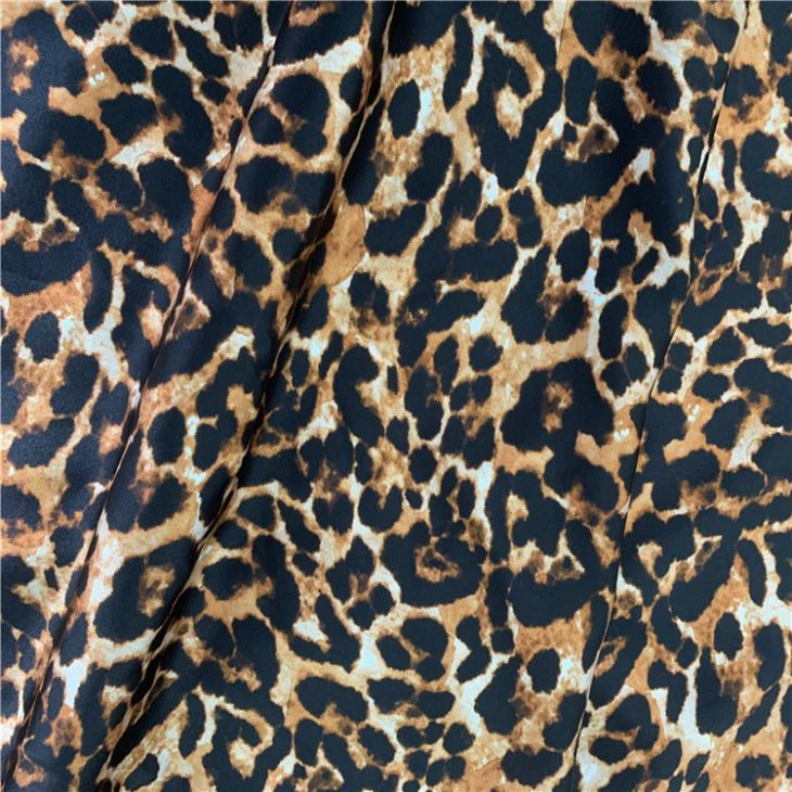 Tela de seda con estampado de leopardo